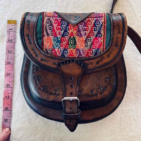 VINTAGE HAND TOOLED LEATHER HANDMADE EMBROIDERED STURDY CROSSBODY SADDLE BAG EUC - Picture 9 of 10